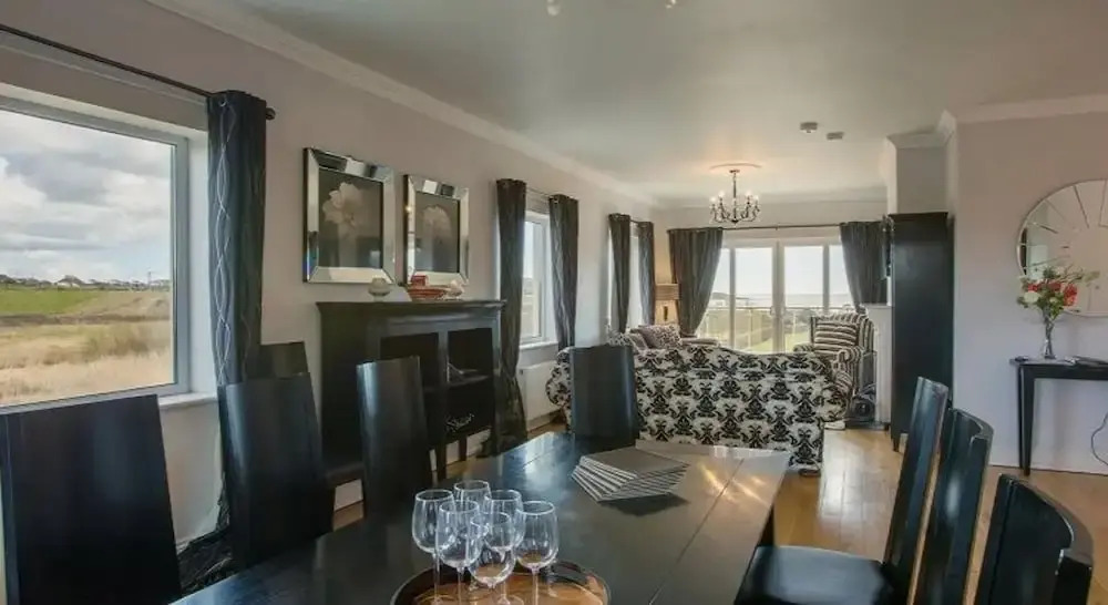 Waterford Villa - 5 Bed - Sleeps 10 - Parking