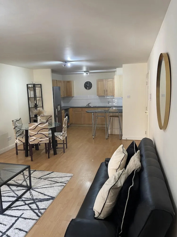 Spacious 1-bed Apartment in London sea View