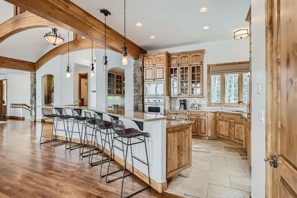 New Listing! Apres & Fairway Retreat 5 Bedroom Home by RedAwning
