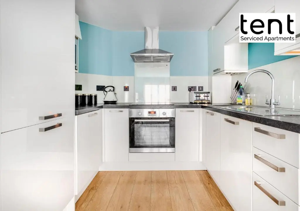 COZY 2 BED Apt Steps to town centre by Tent Serviced Apartments Egham with Free Parking and Wifi