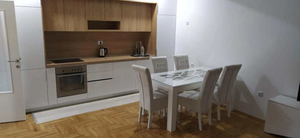 Leo Apartment