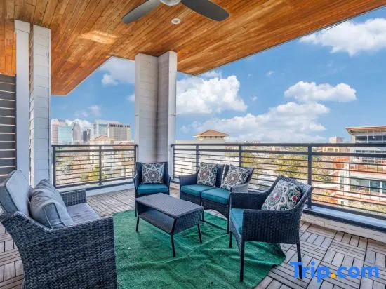 Riverwalk Penthouse Skyline Views  RSV Parking Pet Friendly Free parking