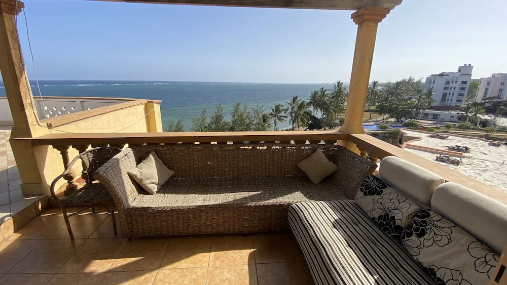 Lux Suites Eden Seafront Apartments