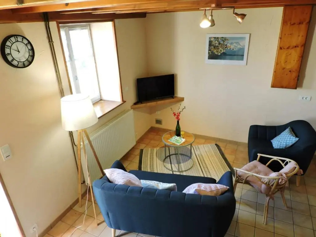 Gîte Les Hortensias à Pralong - Charme et Confort pour 4 Pers avec Internet - FR-1-496-117