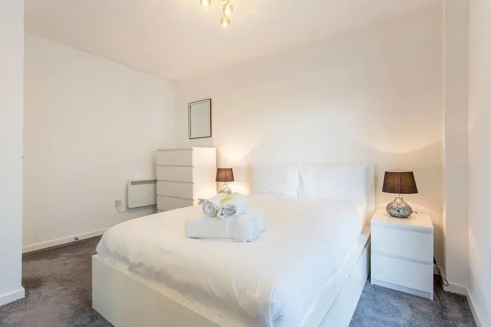Bright Deco West End Apart Close to City Centre & Hydro W/ Parking