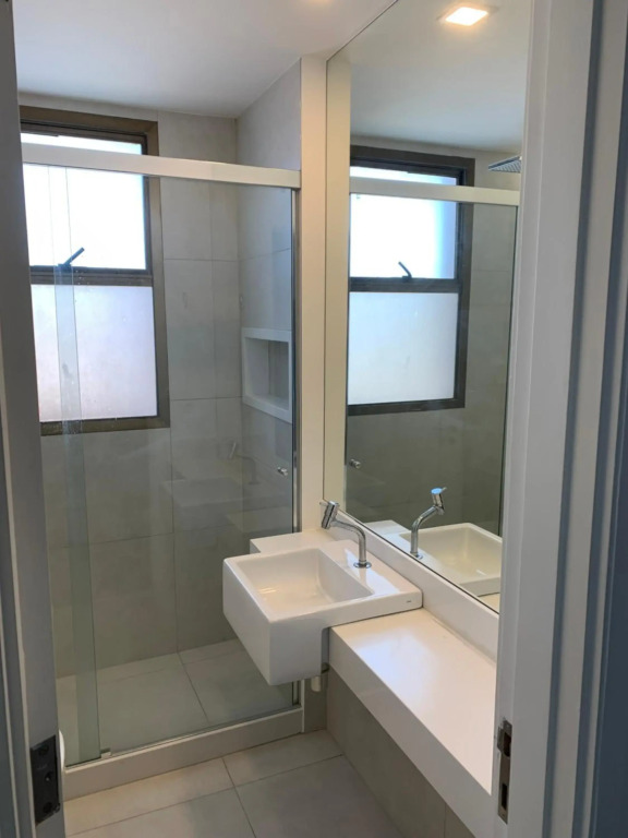 Flat com 65 metros; sala; duas suítes; cozinha Recém-reformado