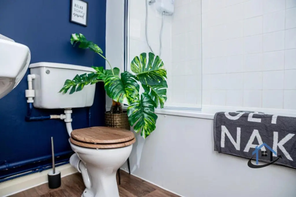 Flat 5, super king bed, free parking, workspace, free wi-fi