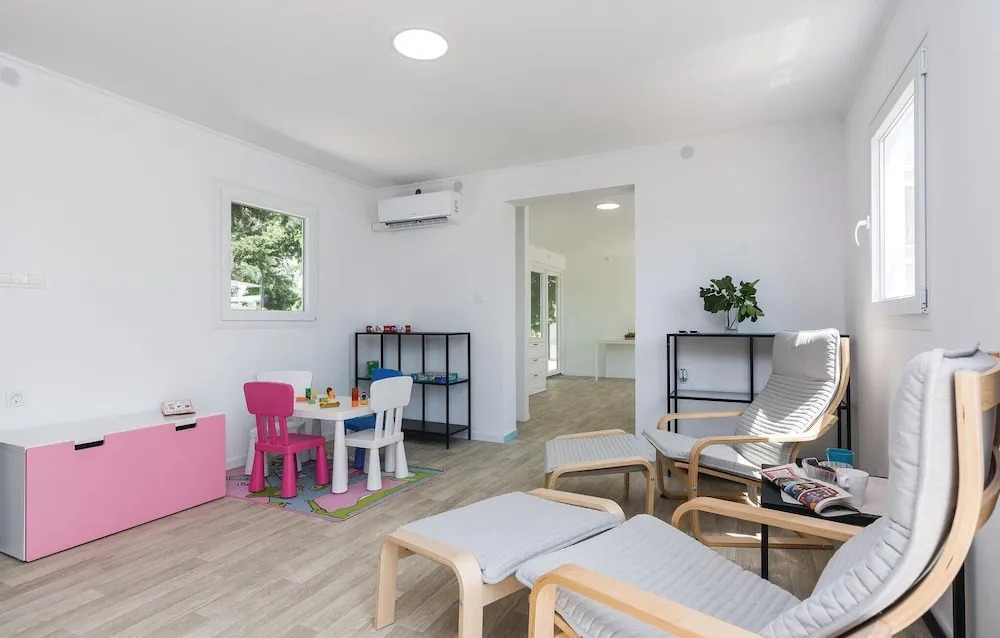 Ten-Bedroom Holiday Home In Petrcane