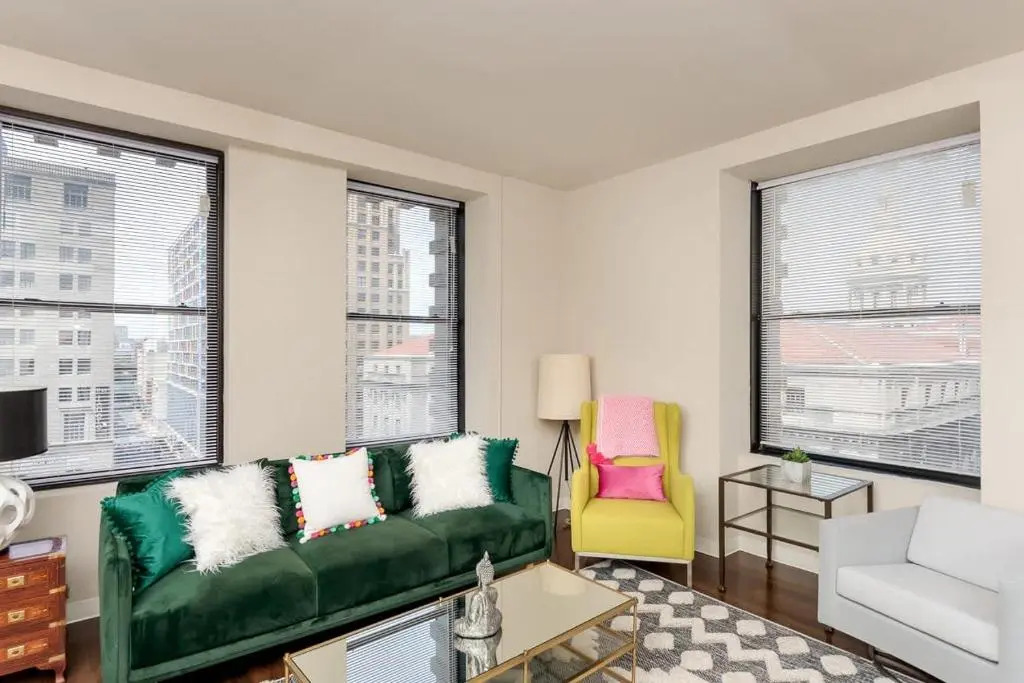2BR Lux Apartment With Rooftop Deck, Gym & Parking