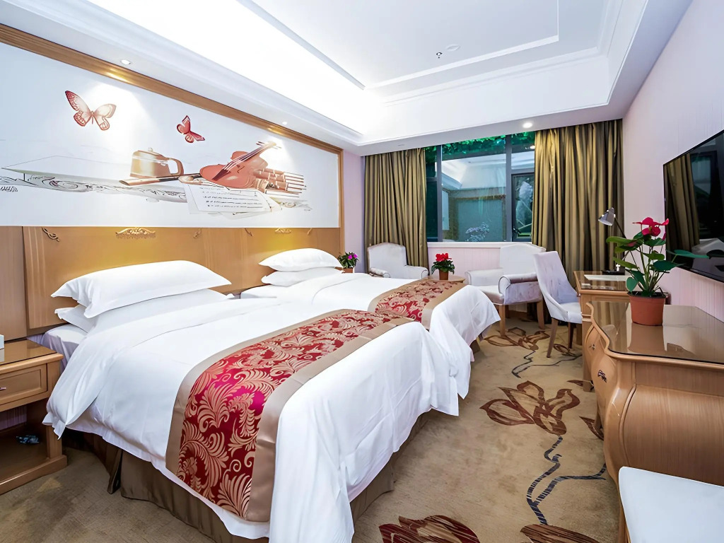 Vienna Hotel Whhan xingye road stone bridge subway station store