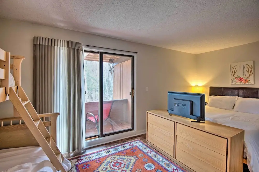 Lincoln Condo w/ Amenities + Shuttle to Loon!