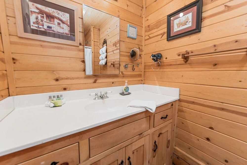 Goldilocks Cabin - Real Log Style Cabin, Premium Location, Close To Bear Mountain With Hot Tub! 2 Bedroom Cabin