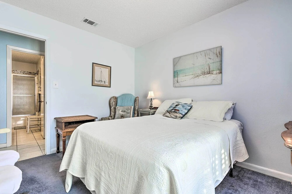 Cute & Cozy Gulf Shores Bungalow: 1/2 Mi to Beach!