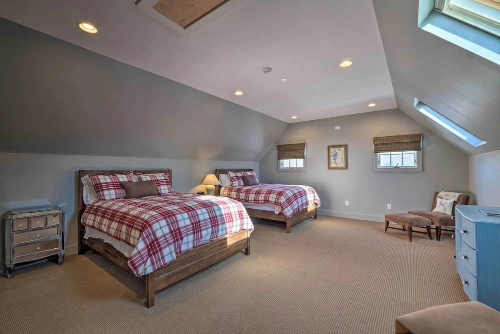 Luxe 'green Barn' Near Skiing w/ Mt Equinox Views!