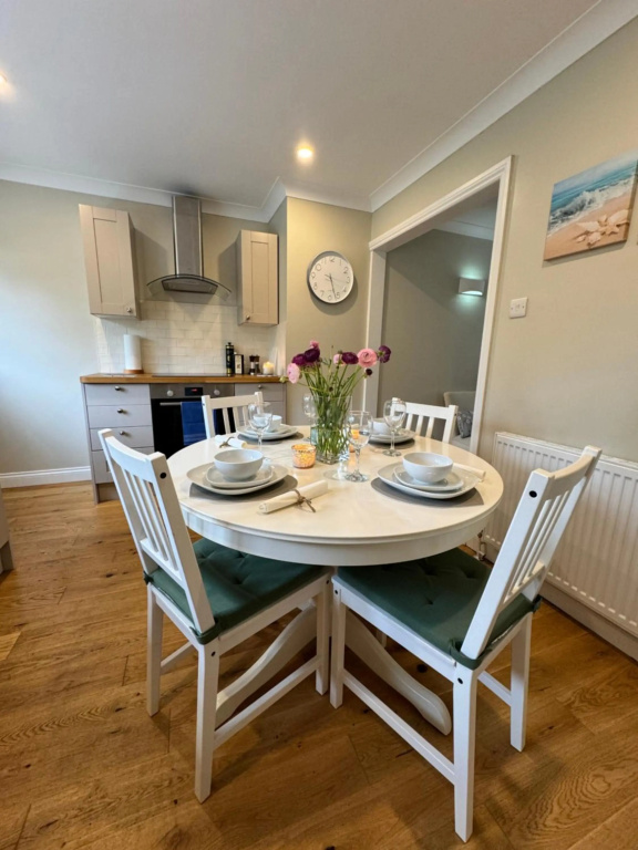 BRAMLEY FALL COTTAGE-3 bedrooms-1 on ground level-Sleeps 6-2 Bathrooms-Close to GOODWOOD-CHICHESTER CITY-9 mins to WEST WITTERING BEACH,5 mins from SOUTHEND BARNS-Child friendly,Small Breed Dog friendly 2max-EV point