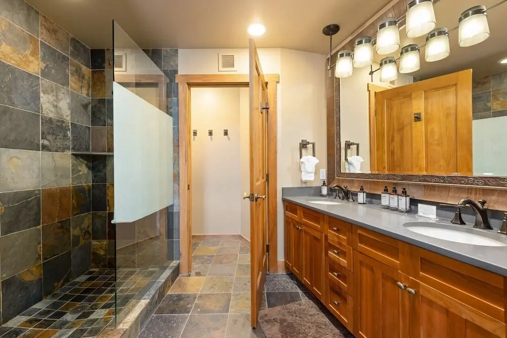 2300 Red Hawk Lodge 3 Bedroom Condo by RedAwning
