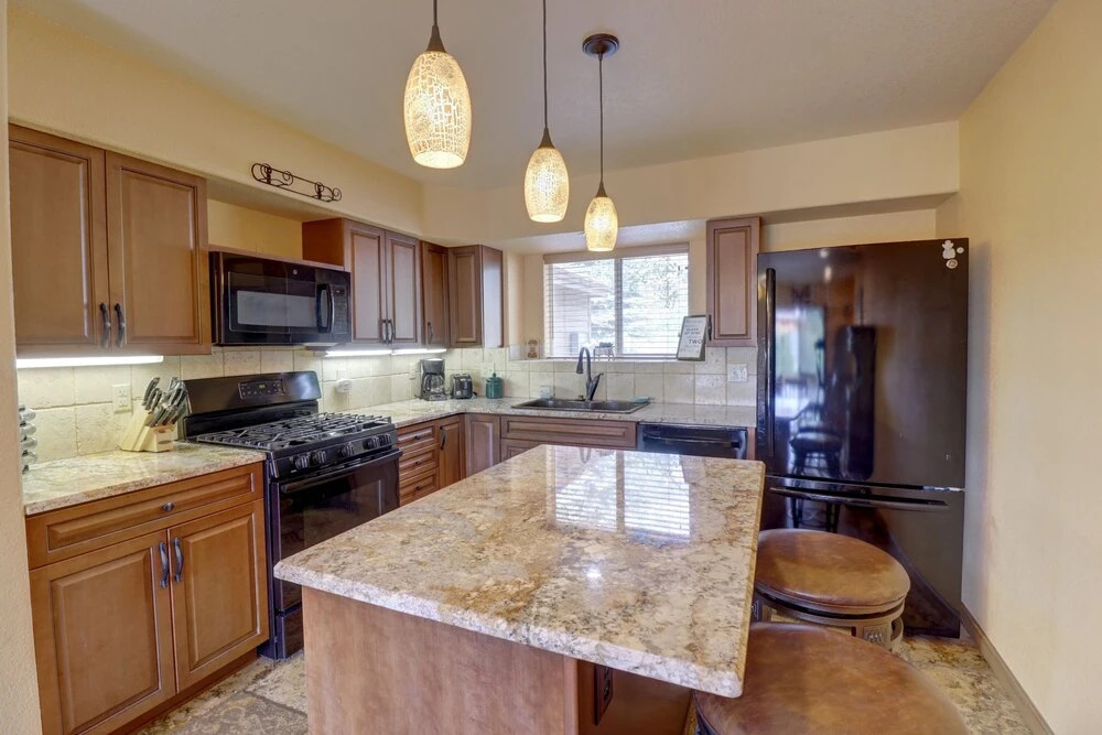75 Corinthian 3br 3ba Spacious Layout, Private Garage. 3 Bedroom Townhouse by RedAwning