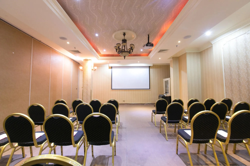 Victoria Crown Plaza Hotel