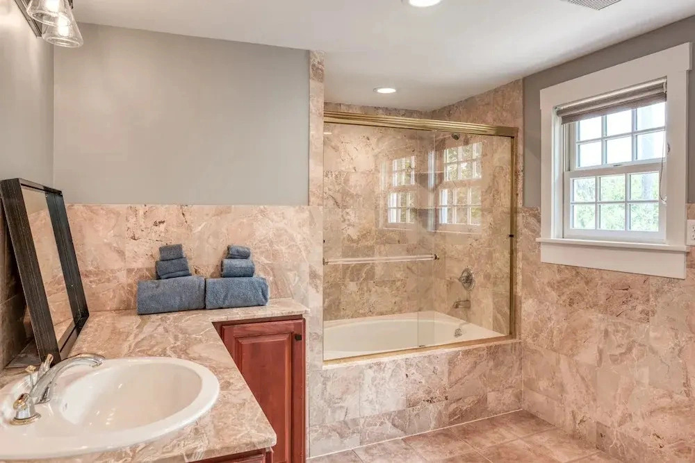 Colonial Quarter Hideaway With Modern Comforts & Balcony - Near the Beach