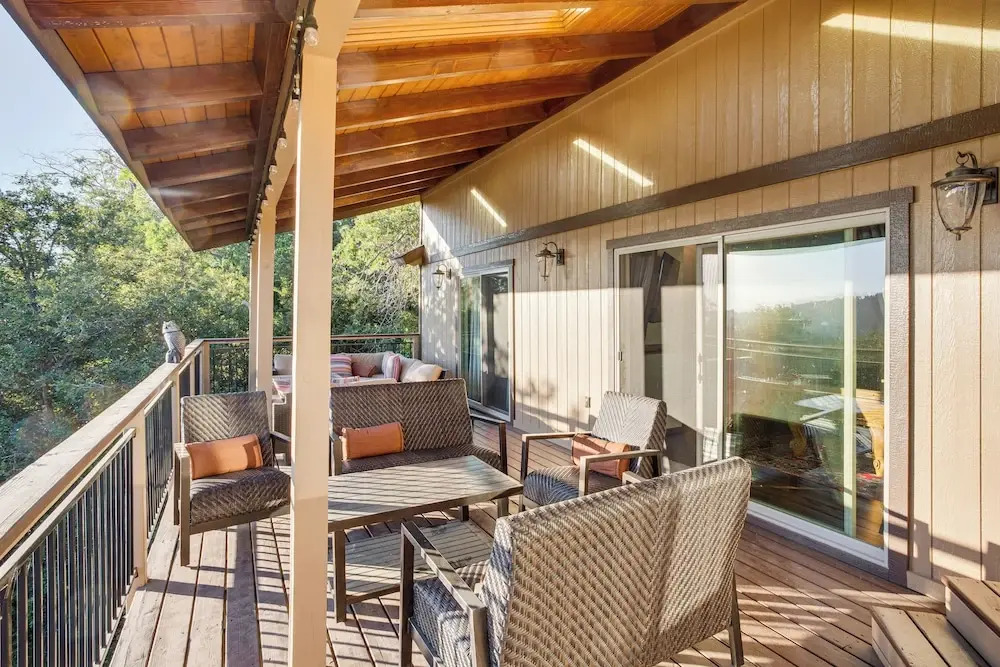 Lake Arrowhead Cabin: 4 Decks, Game Room + More!
