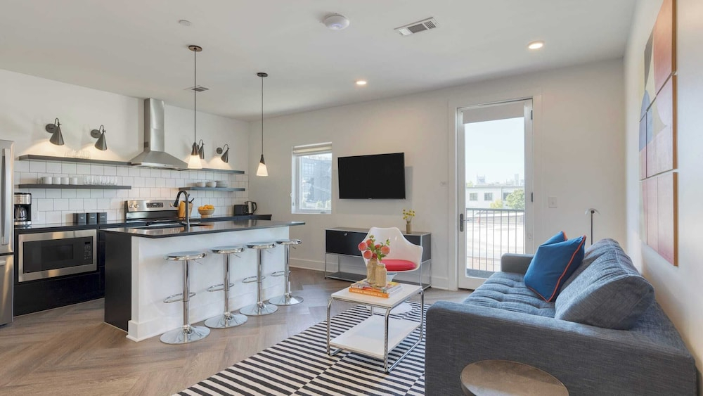 916 Main 12 Unit Buyout - Prvt 2 Floors, Sleeps 88 - Perfect For Group Travel