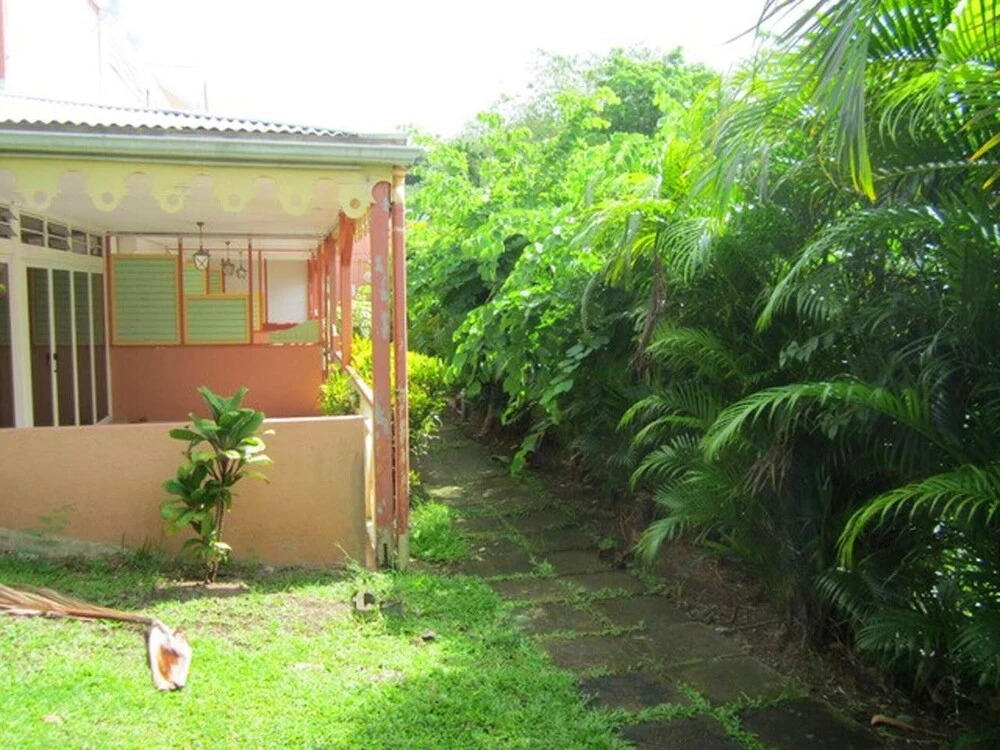 Studio in Sainte-anne, With Enclosed Garden and Wifi