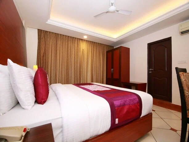 Oyo 9954 Emarald Hotel