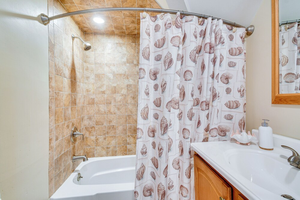 < 2 Mi to Hospitals & University: South Wedge Apt!