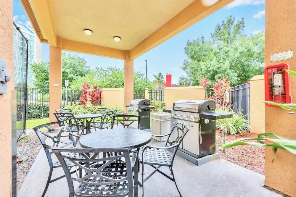 1BR King Suite - Pool Hot Tub and Arcade Room