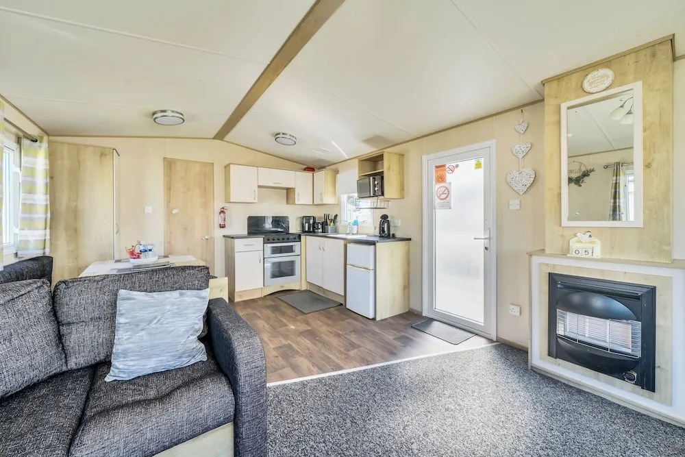 Sleeps 8 - Communal Spa Access - Parking