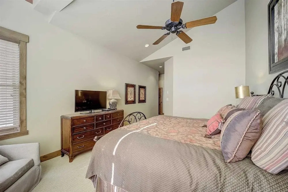 Mont Cervin 32 by AvantStay Ski In Ski Out Home in Silver Lake Village w Hot Tub