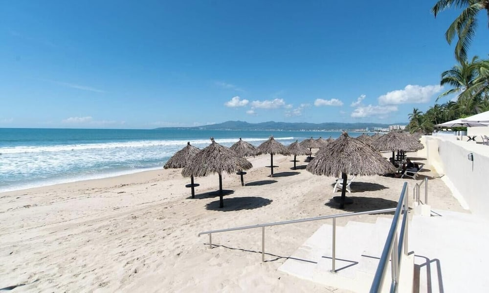 Beachfront 2BR Condo - Pool - Blue Flag Beach