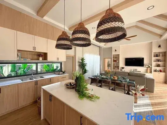 Single-family three-bedroom swimming pool villa