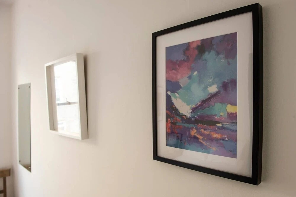 Colourful West-end Apartment - 2 Double Bedrooms 4 Guests!