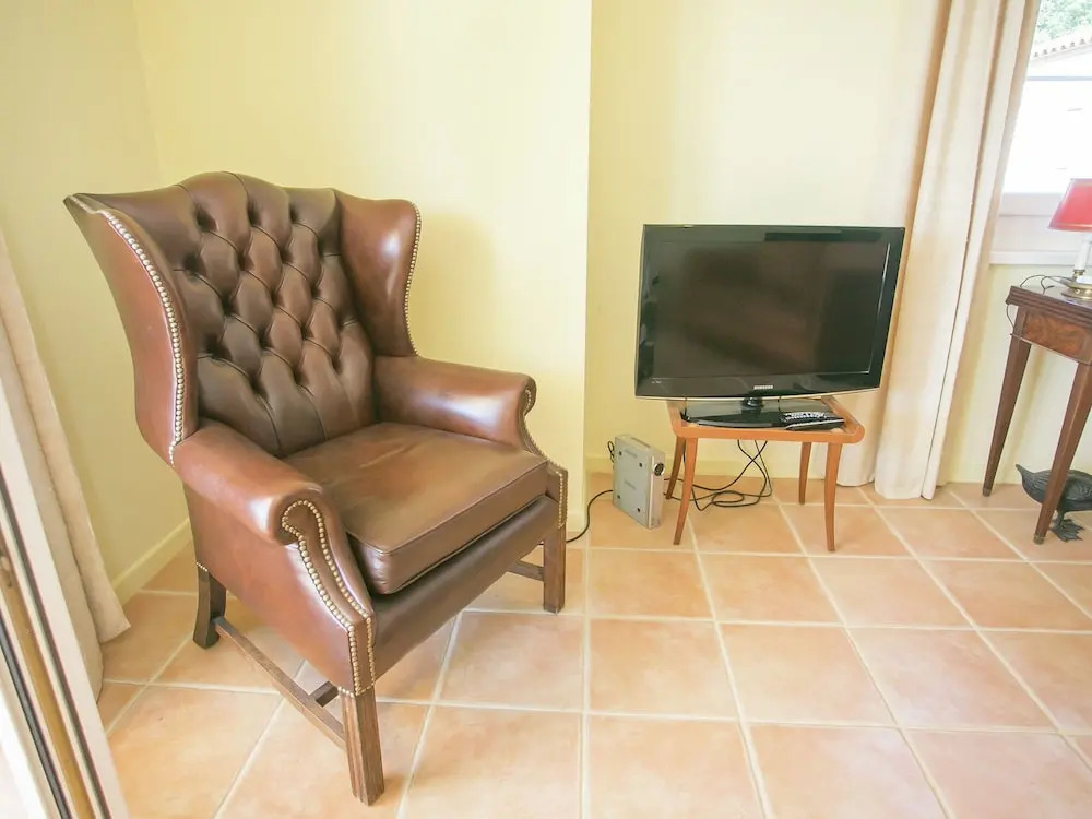 Family House in Quiet Peacefull Location, Private Pool and BBQ in Garden