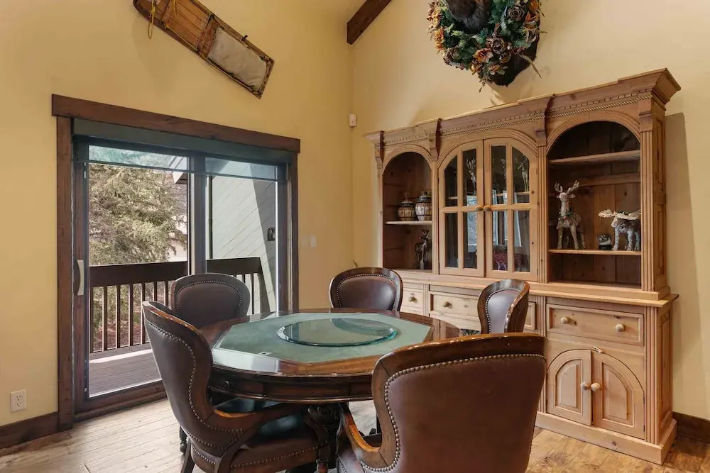 1617 - Six Bedroom plus Den Lakeside 6 Condo