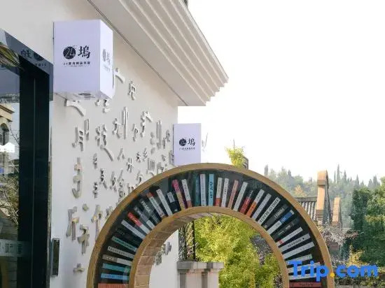 24° North Latitude Theme Hotel