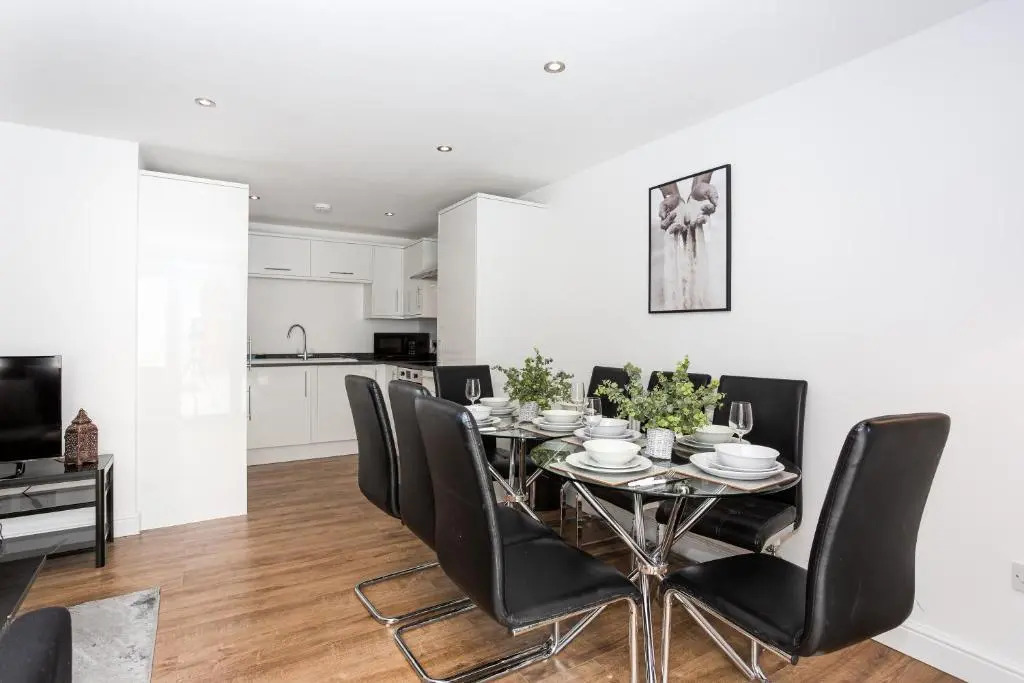 Preston Mews - Hot Tub, Parking, Sleeps 8!