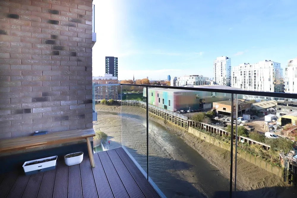 1 Bedroom Apartment With Balcony in Greenwich