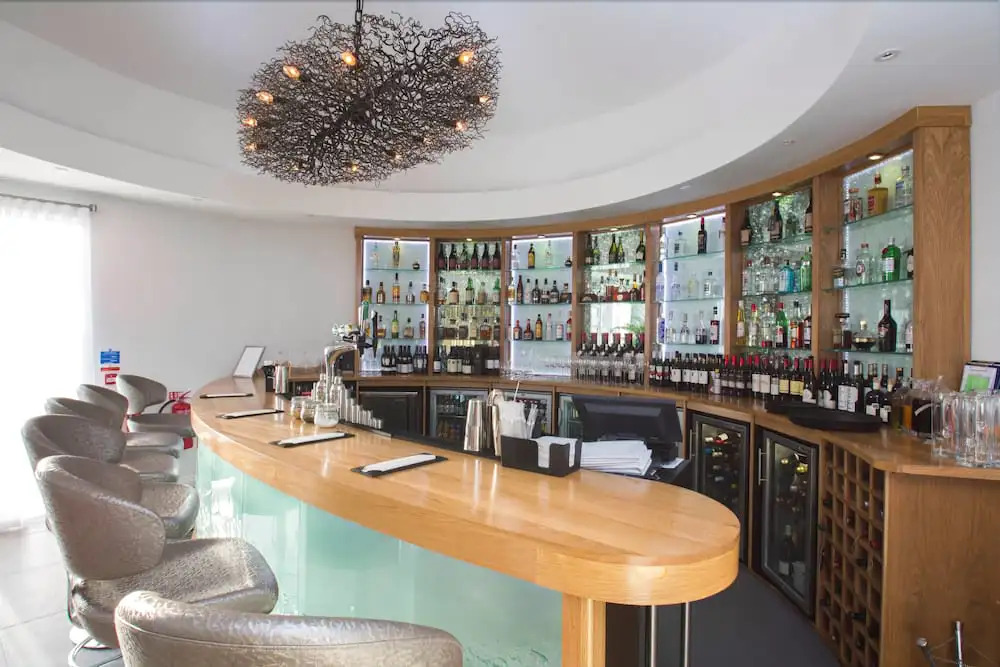 Holm House - Stylish Coastal Suites - HEDD Spa - Silures Bar & Restaurant
