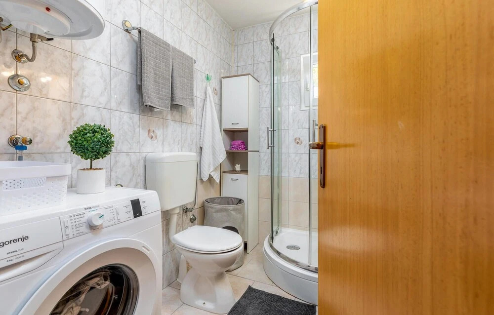 Nice Home in Valbandon with Hot Tub, WiFi & 2 Bedrooms
