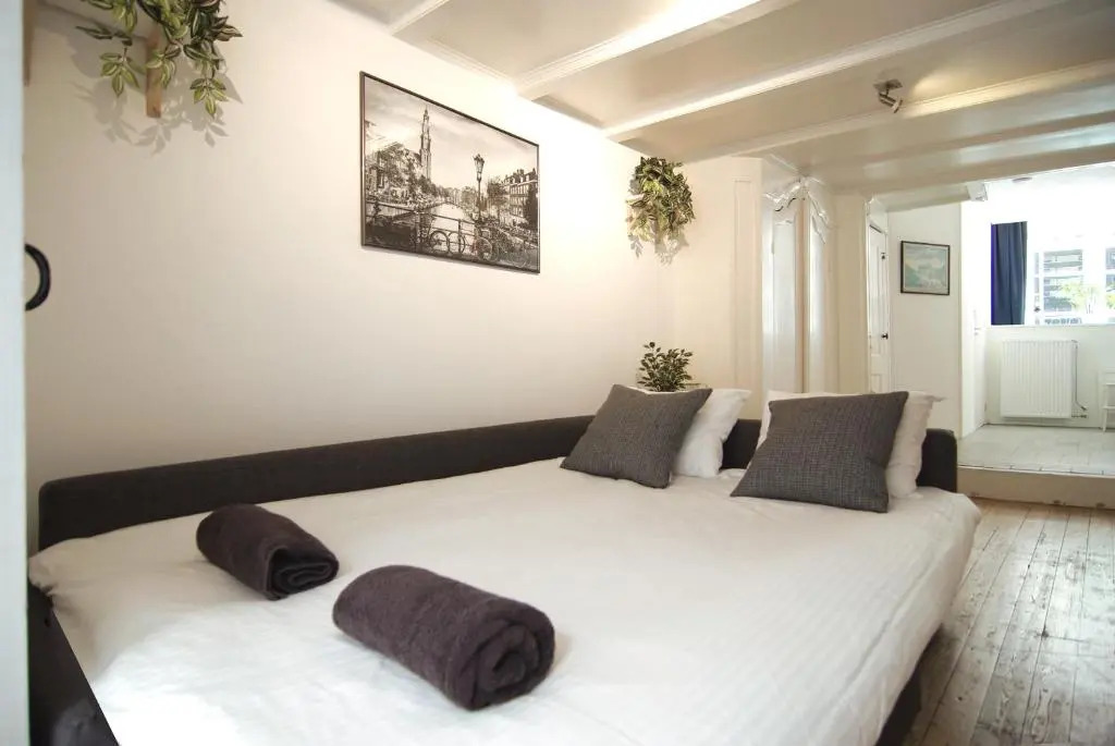 Cosy apartment right in the city center with AIRCO