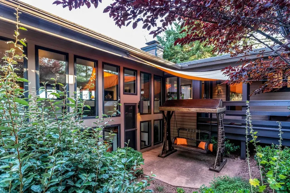 Outdoor Entertaining Space: Seonda Mtn-view Home