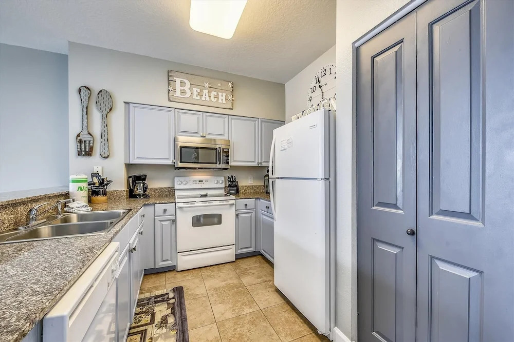 Shores of Panama 1704 - 2 Bedroom + Bunk Room . Updated! Res. Parking 2 Condo by RedAwning