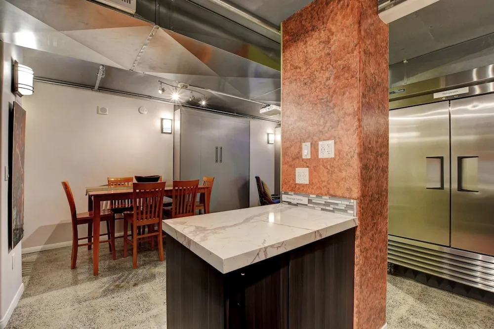 Renovated 2 Bdrm 2 Bath Condo las Vegas Strip 1 Gb Internet