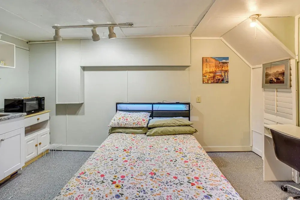 < 1 Mi to Downtown! Old North End Studio w/ Patio