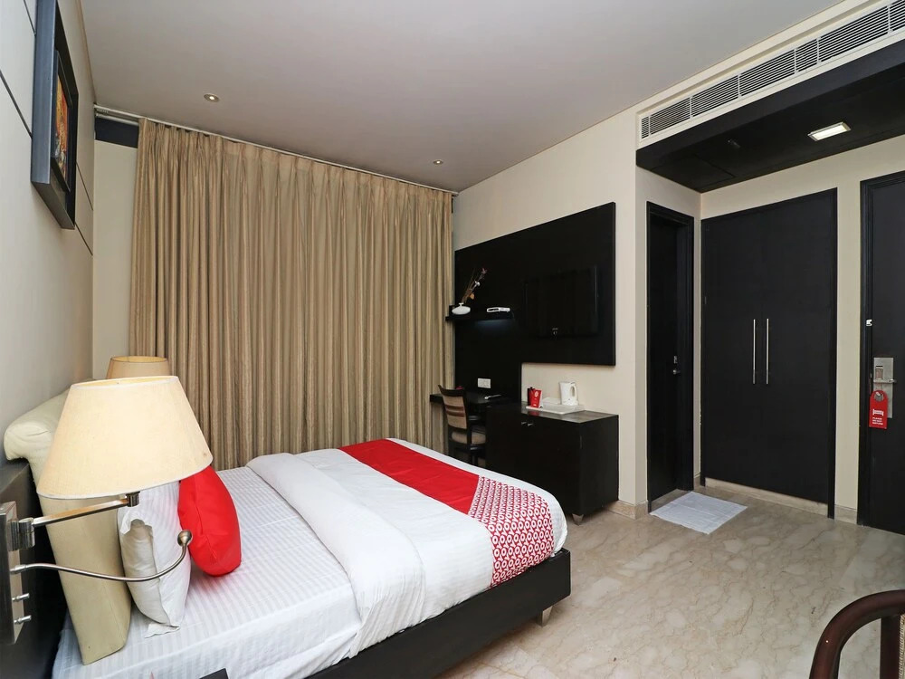 OYO 13236 Hotel W Castle
