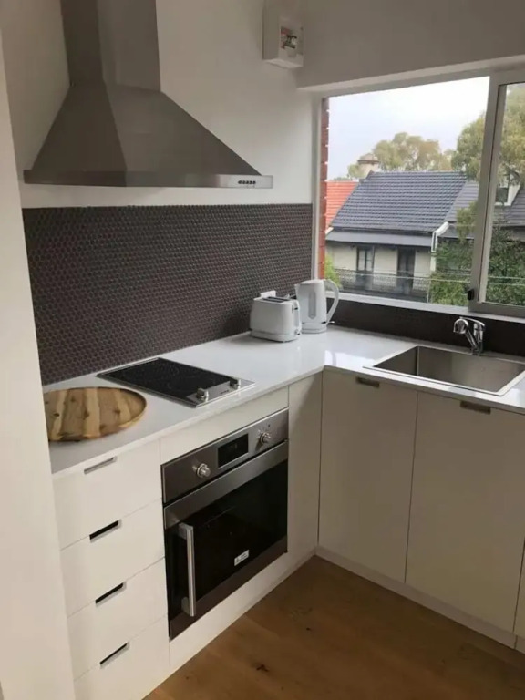 Sun-drenched 1 Bed Studio Apartment In Newtown