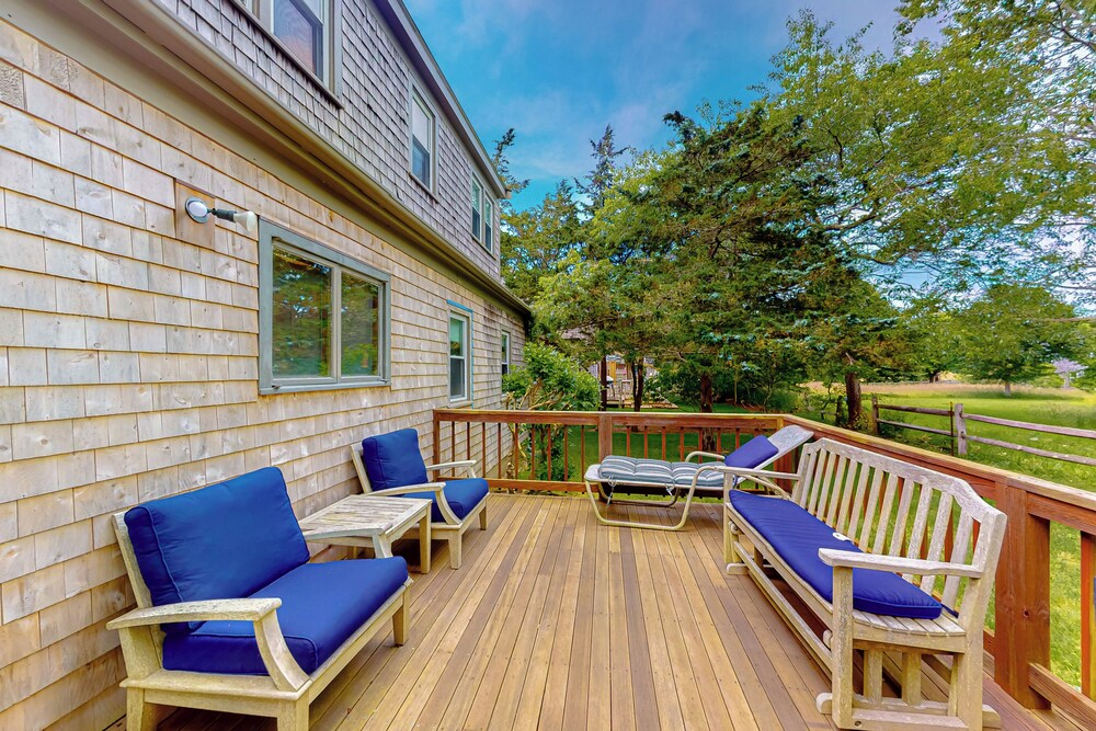1 Mi to Dtwn Nantucket! Family Getaway w/ Deck