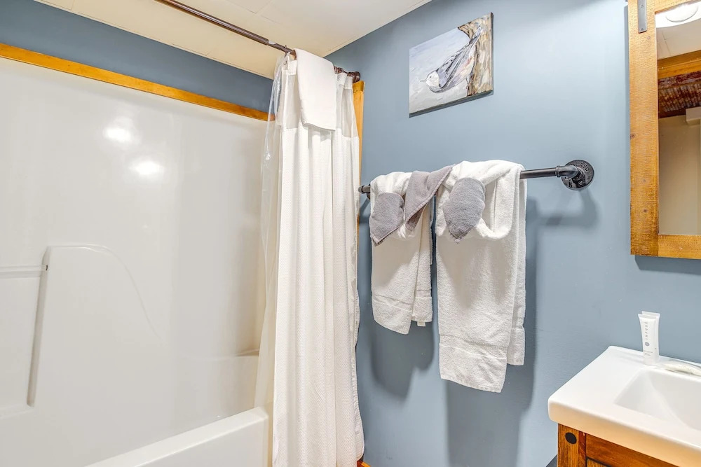Cozy Family Cabin w/ Hot Tub ~ 4 Mi to Dollywood!